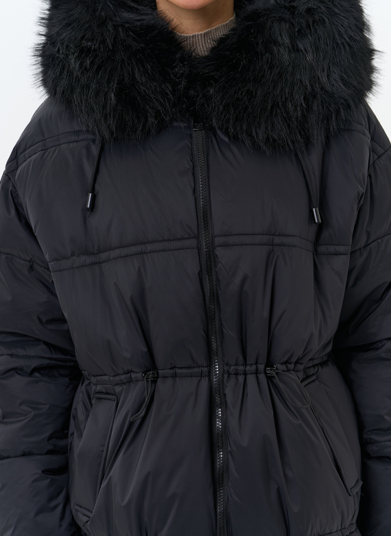 Женский пуховик с отделкой из искусственного меха