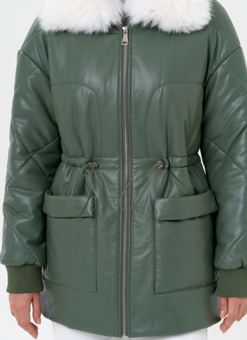 Женский пуховик из эко кожи с воротником из эко меха