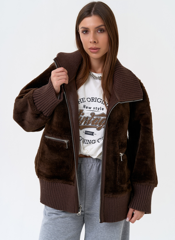 Женский двухсторонний бомбер из эко замши в коричневом цвете