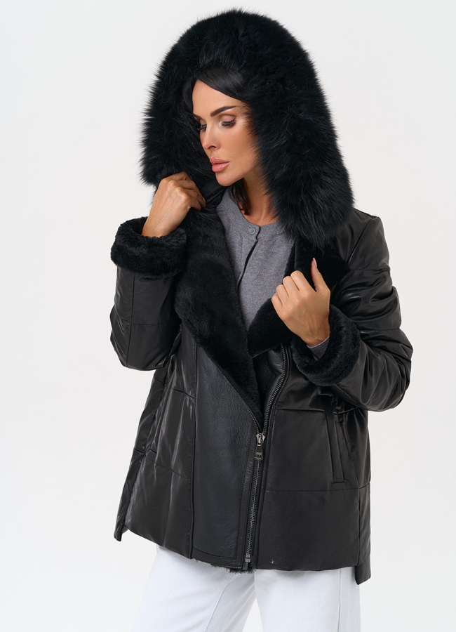 Короткий пуховик из натуральной кожи с капюшоном модель № 31374 меха малина