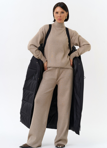 Женский пуховик черного цвета с капюшоном