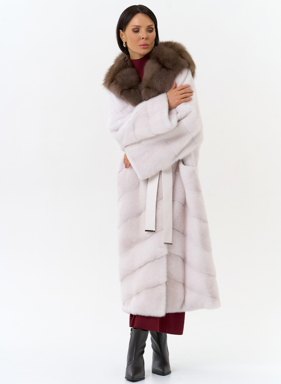 Белая шуба из меха норки с капюшоном из меха куницы