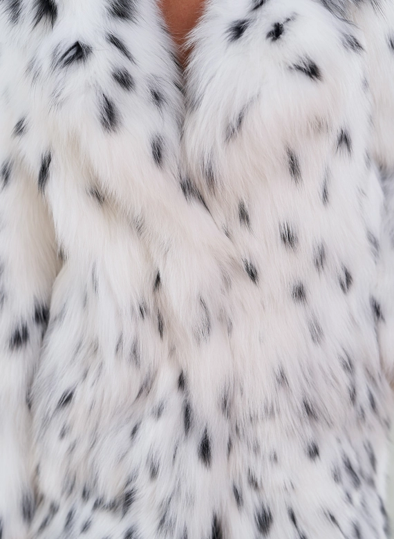 Женская длинная шуба из меха лисы белого цвета